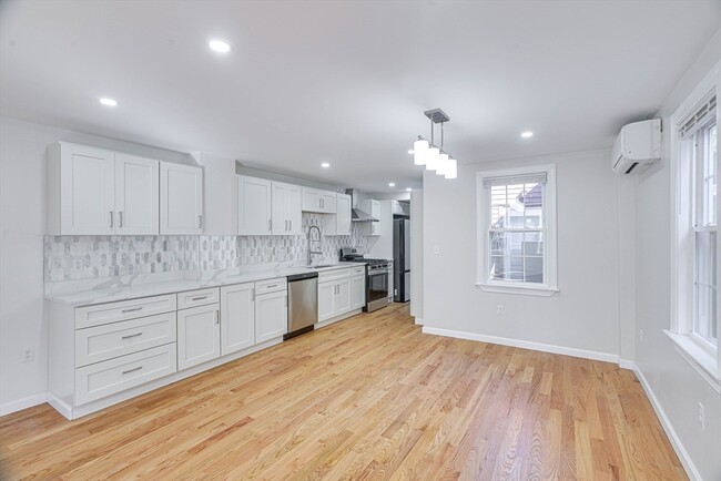 Building Photo - 32 Northey St