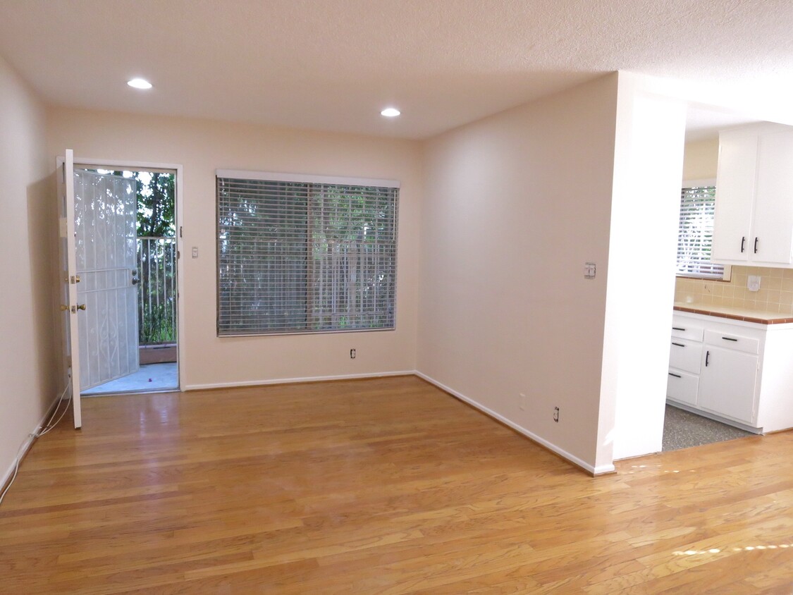 Primary Photo - 506 N Flores St