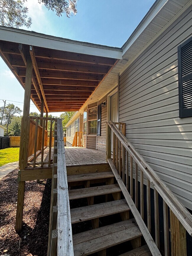 Foto del edificio - Spacious 4-Bed, 3-Bath Retreat on Greenhill Rd – 2000 Sq Ft of Charleston Charm!