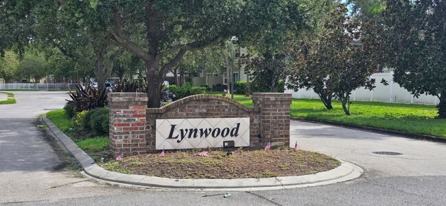 Building Photo - 3/2 One Car Garage Town Home in Meadow Woo...