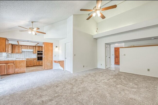 Foto del edificio - 6376 N Forestiere Ave