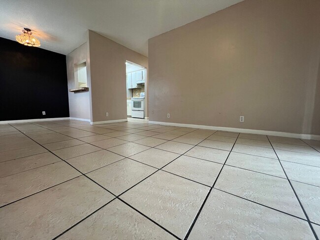 Building Photo - 2/1 Duplex for rent - schedule showing today