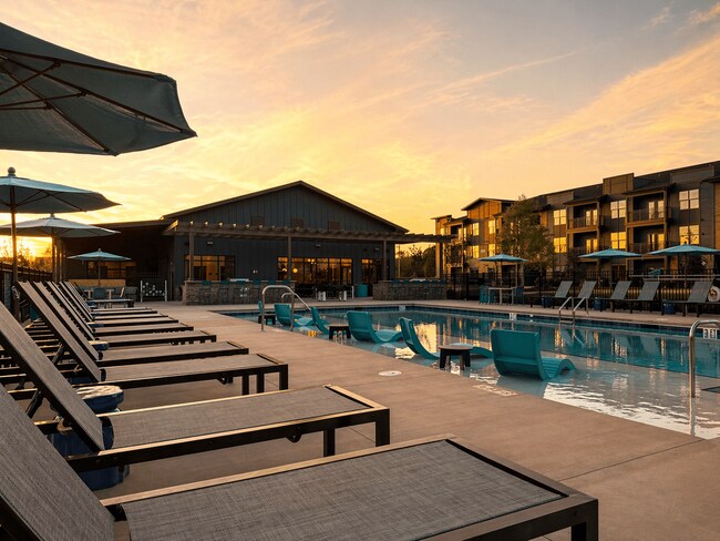 Piscina estilo resort con zona de poca profundidad y una amplia terraza para tomar el sol. - Cypress Point