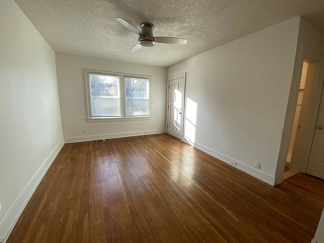 Building Photo - Charming 1 Bedroom with Hardwood Floors, Close-In Location