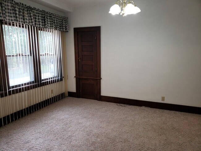 Building Photo - 719 S Grange Ave