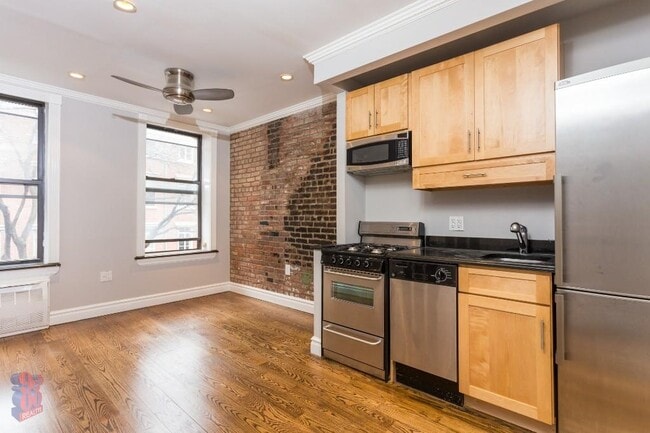Photo - 424 E 9th St Apartment