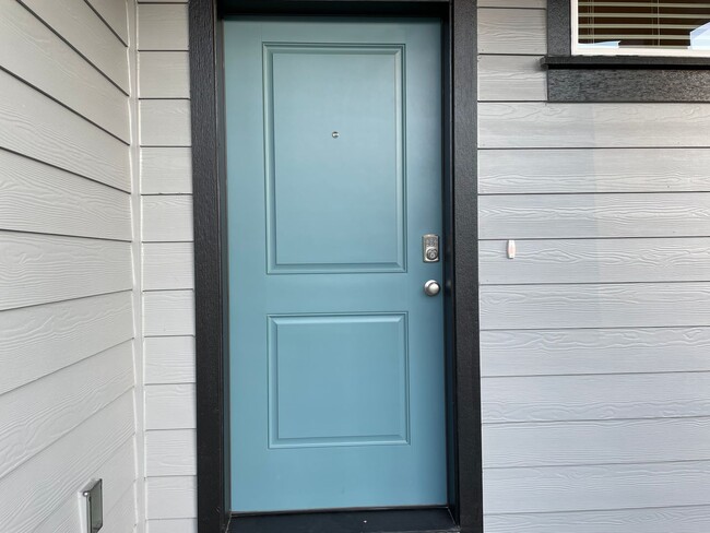 Foto del edificio - NEWER BUILD 4 BED/2.5 BATH PLUS A HUGE BON...