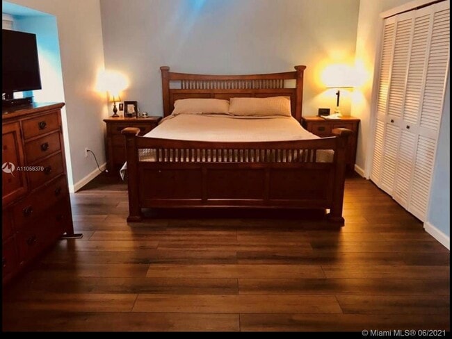 Building Photo - 7411 Twin Sabal Dr