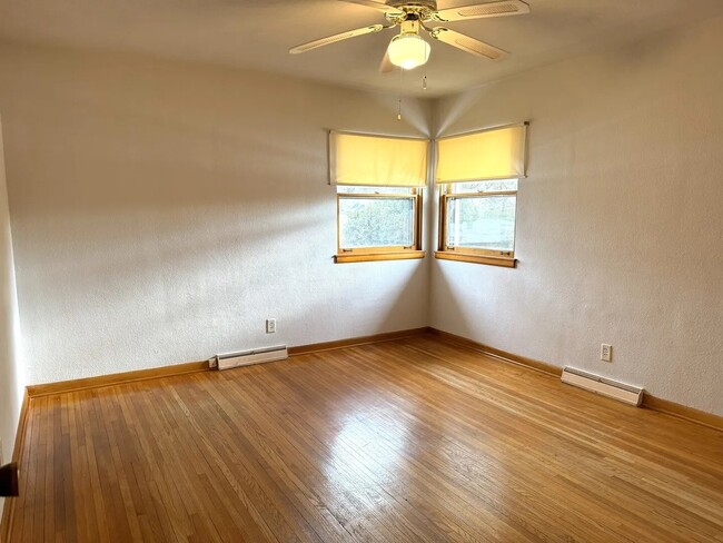 Building Photo - 827 Read St