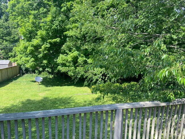 Foto del edificio - 327 E Lowry Ln