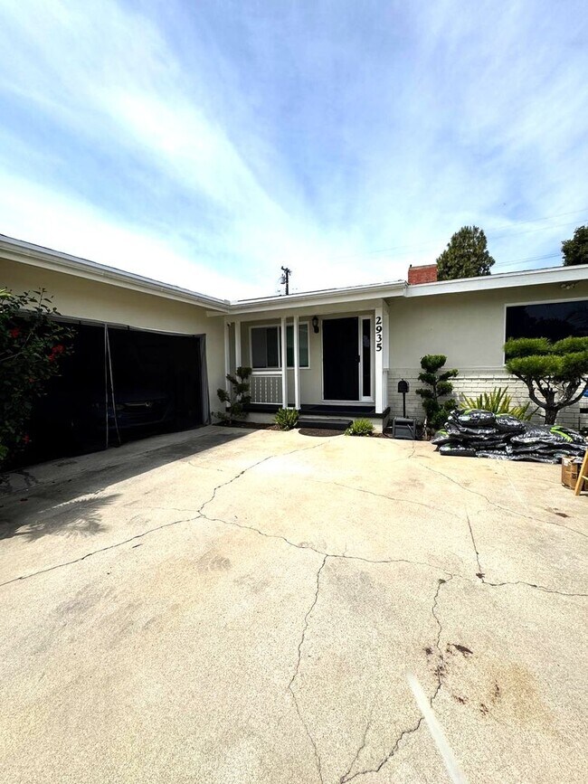 Foto del edificio - Rare 3 Bed Solar Home for Rent in Pomona Near Claremont & La Verne | Yard, Office, Garage