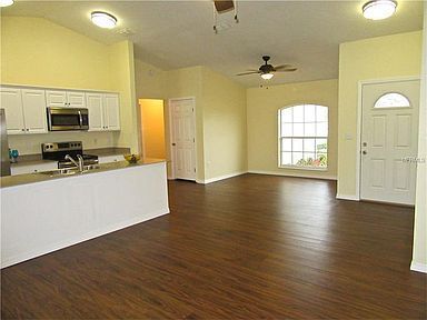 Building Photo - beautiful home ready for move in