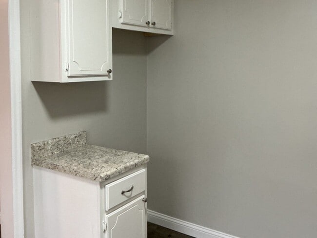 Building Photo - 121 Iris Dr