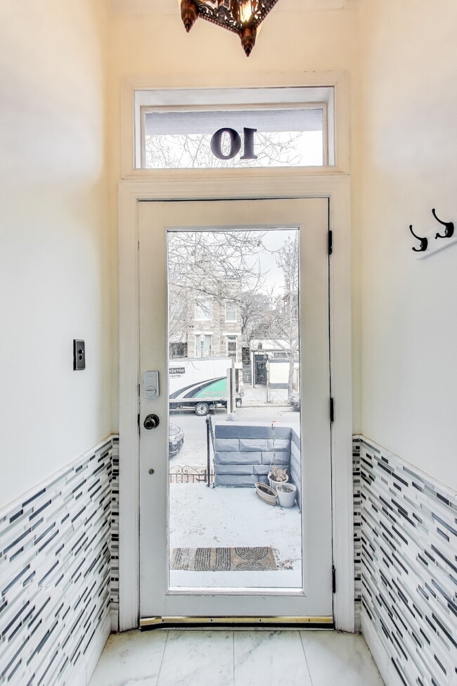 Building Photo - Beautiful Bloomingdale Row house. Utilities Included!