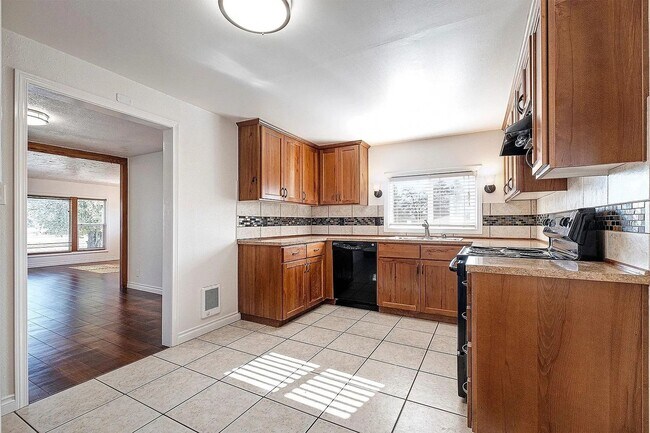 Foto del edificio - Charming Cornelius Home with Hardwood Floors, Detached Two-Car Garage, Expansive Outdoor Living &...