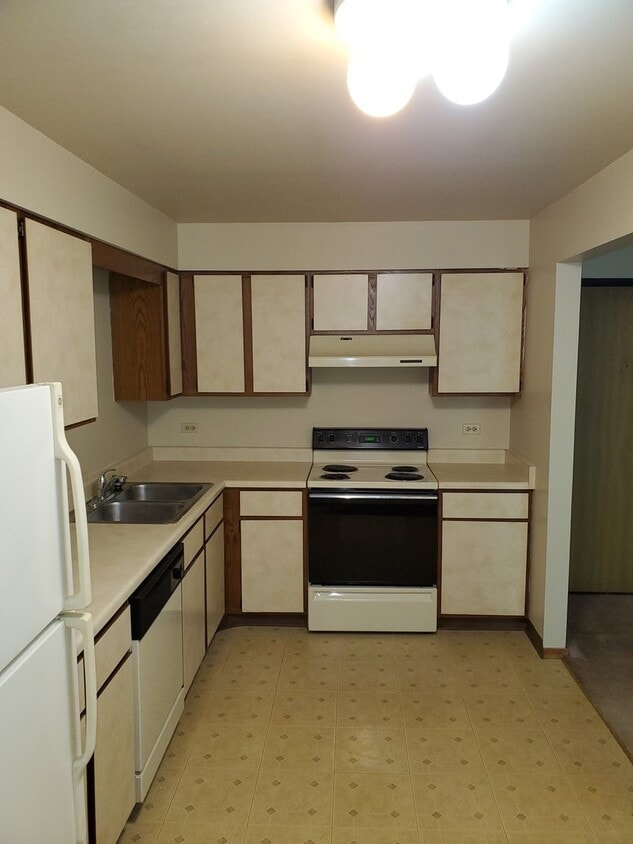 33561 N Royal Oak Ln Unit 206, Grayslake, IL 60030 Condo for Rent in