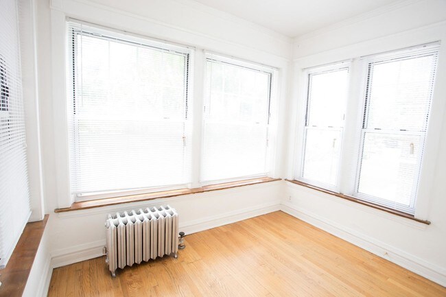 Sala de estar soleada - 5715-5725 S. Kimbark Avenue