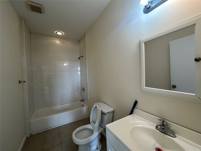 Foto del edificio - 331 W Merrick Rd