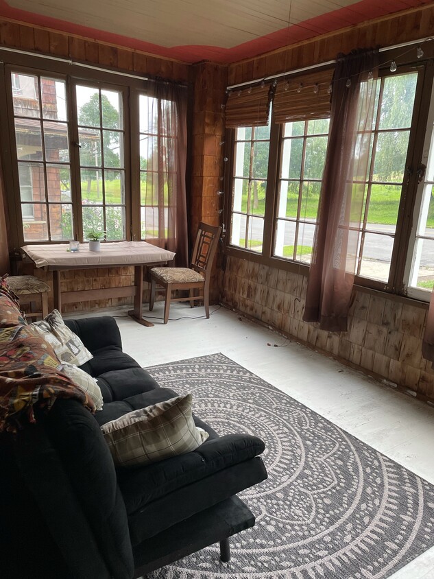 Sunroom/Porch - 1910 Oneida St