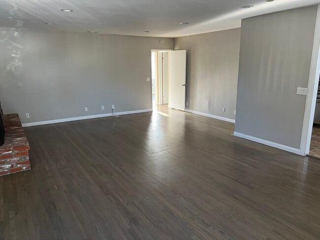 Living room - 517 California St