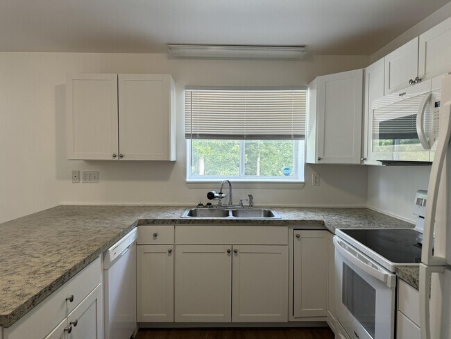 Building Photo - 1468 Rock Cliff Dr