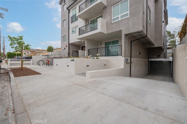 Building Photo - 10218 Fernglen Ave