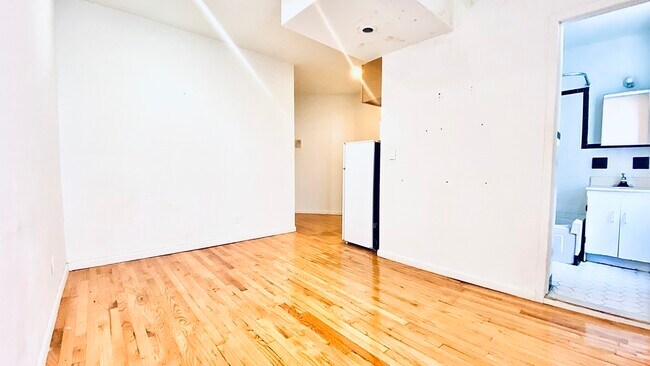 Foto del edificio - 328 W 44TH ST