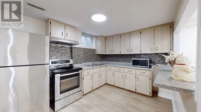 Building Photo - 6 Queenscourt Dr