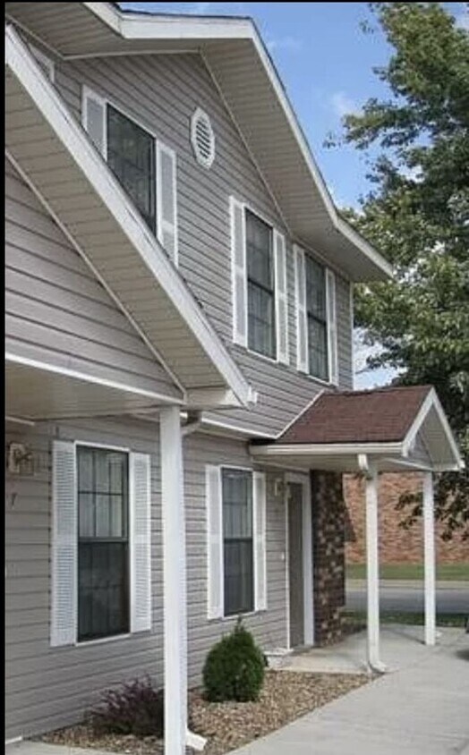 Foto principal - 2 bedroom 1.5 bath Townhome in a great location!