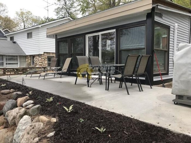 Building Photo - 2 bedroom in Sand Lake MI 49343