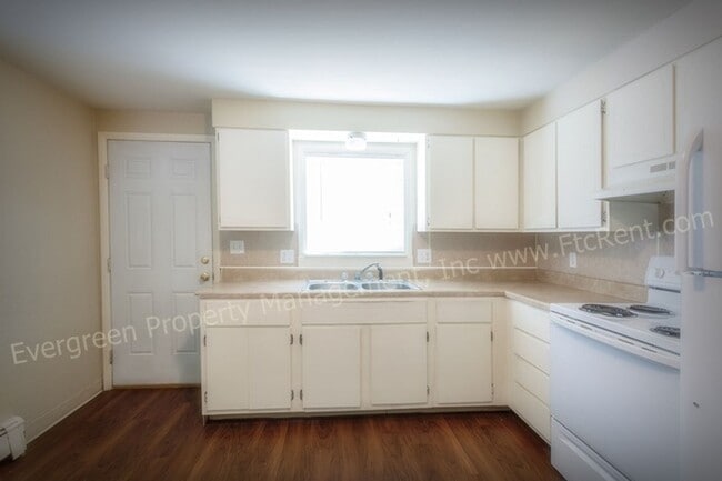 Foto del edificio - 3006 Sunset Dr