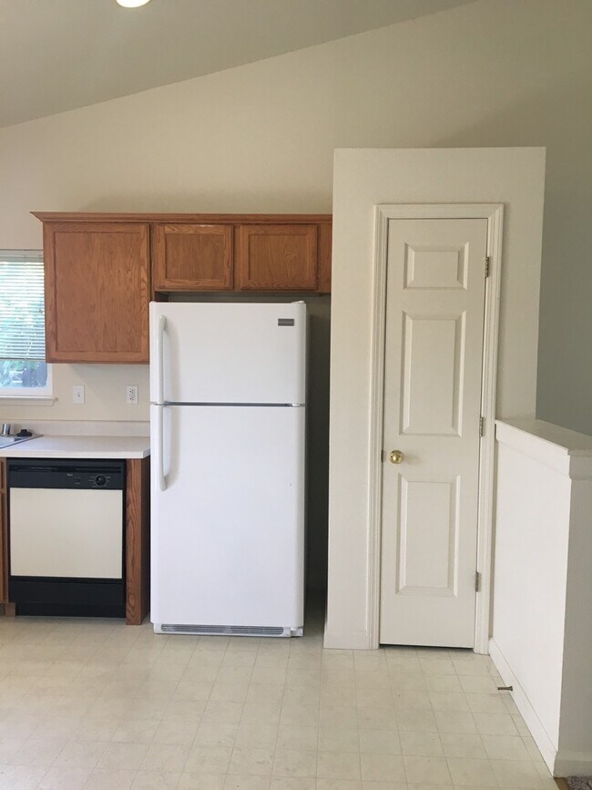 Building Photo - Large bedrooms, open floorplan