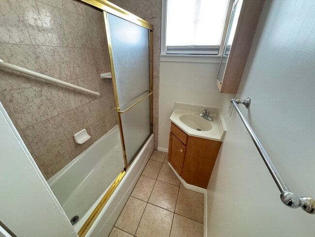 Building Photo - 1341 N Bronson Ave