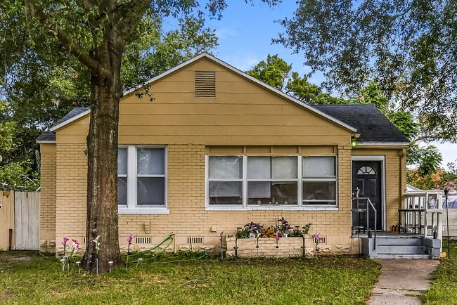 Building Photo - 349 E 45th St