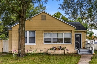 Building Photo - 349 E 45th St