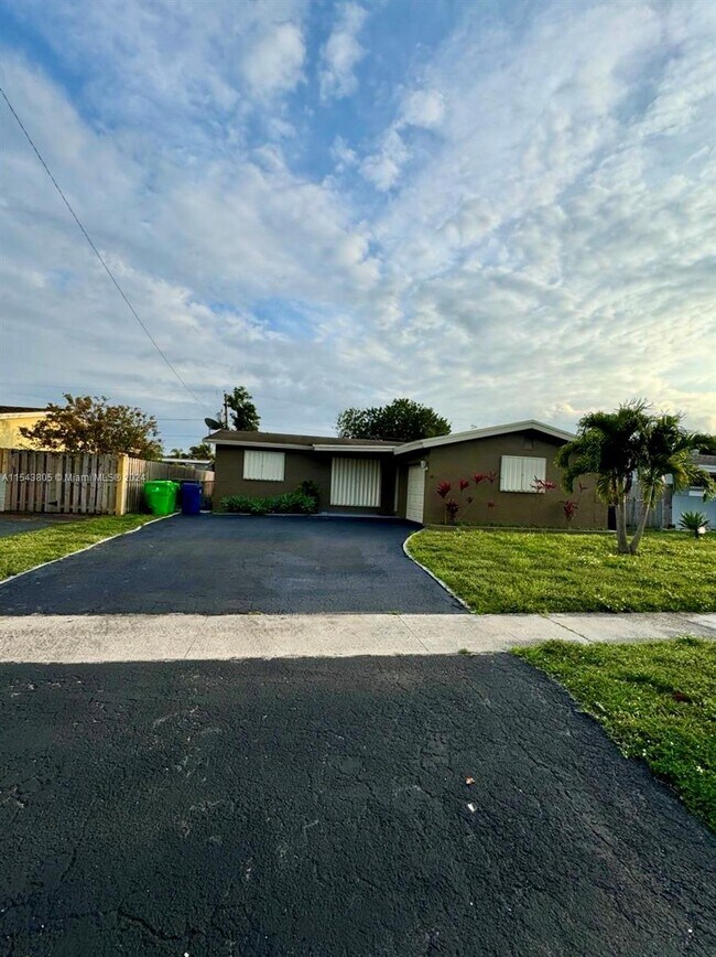 Building Photo - 8670 NW 28th Pl