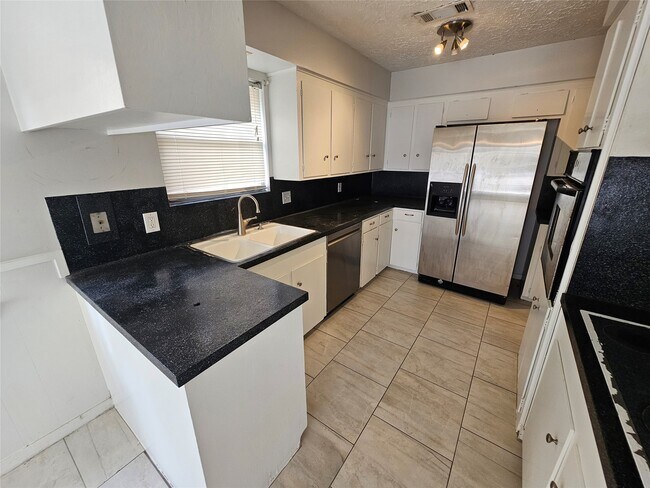 Building Photo - 5526 Whispering Creek Way