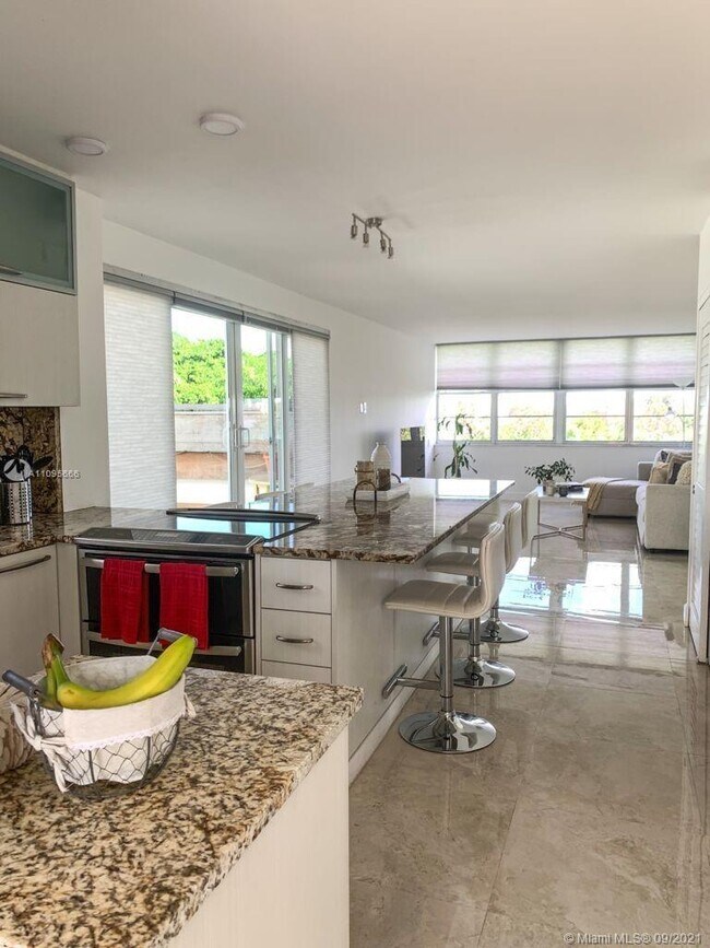 Foto del edificio - 680 NE 64th St