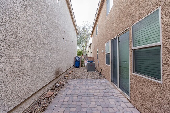 Building Photo - 4 Bedroom home located in Mountain's Edge