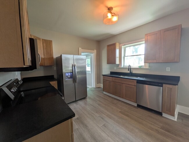 Building Photo - 473 E Markison Ave