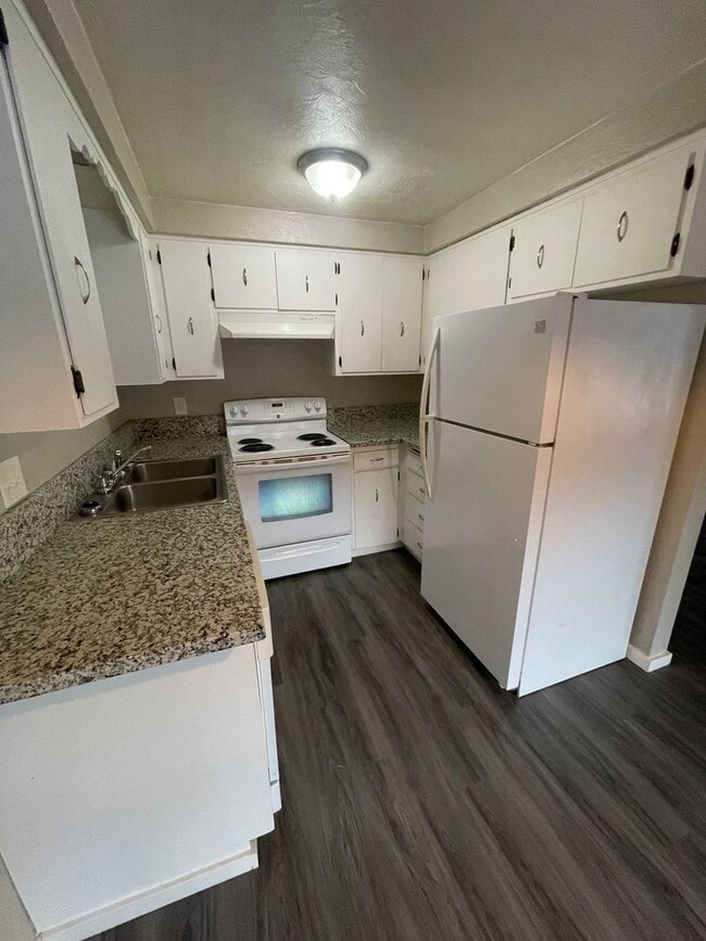 Building Photo - Pet Friendly 2 Bedroom in Lebanon!