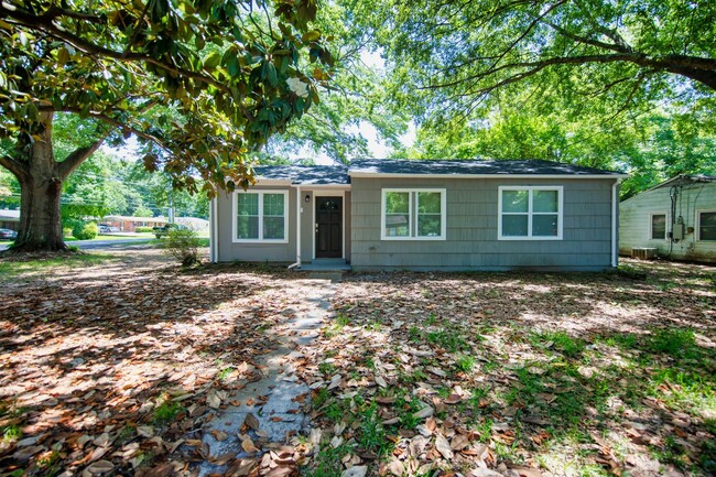 Foto del edificio - ** 3 Bed 1 Bath located in Forrest Hills *...