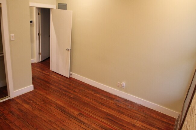 Foto del edificio - 319 S Flores St