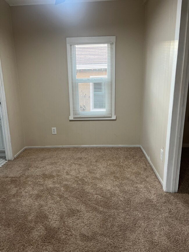 Building Photo - 606 W 4th Ave