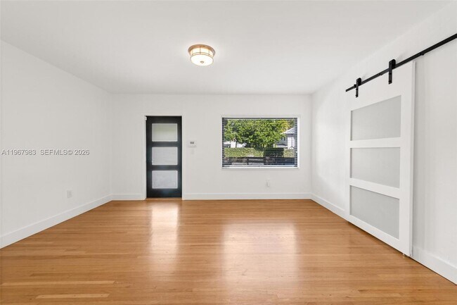 Foto del edificio - 710 NE 62nd St