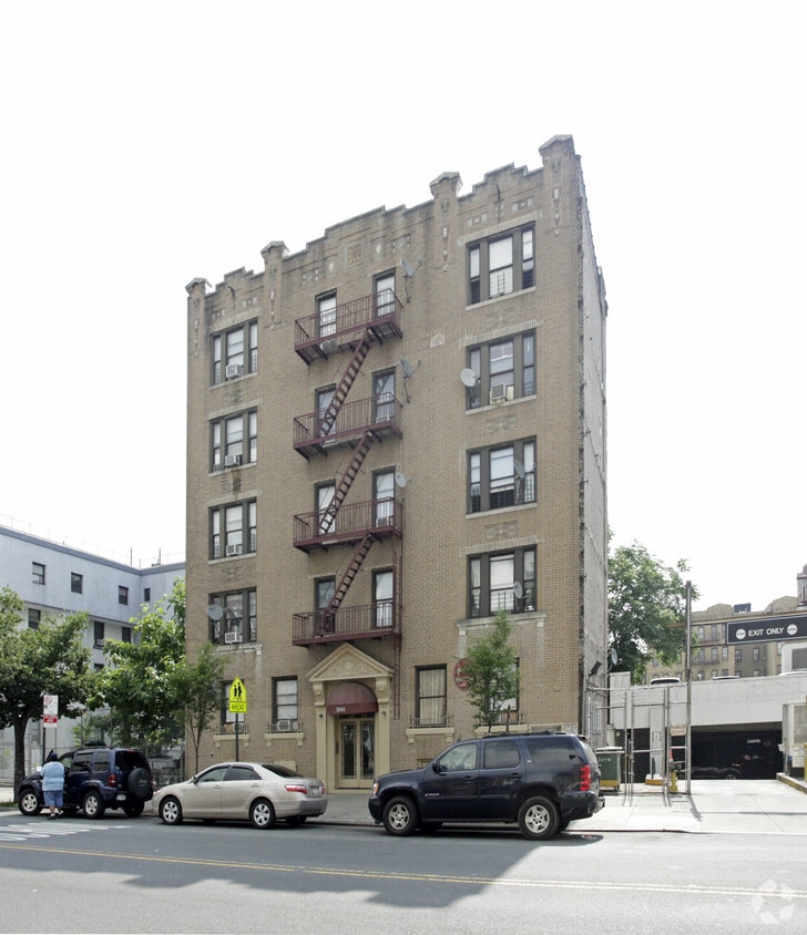 Primary Photo - 2444 Valentine Ave