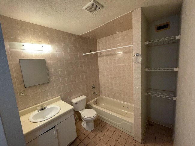 Foto del edificio - 4 bedroom unit in central location
