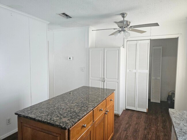 Foto del edificio - 5917 14th St W