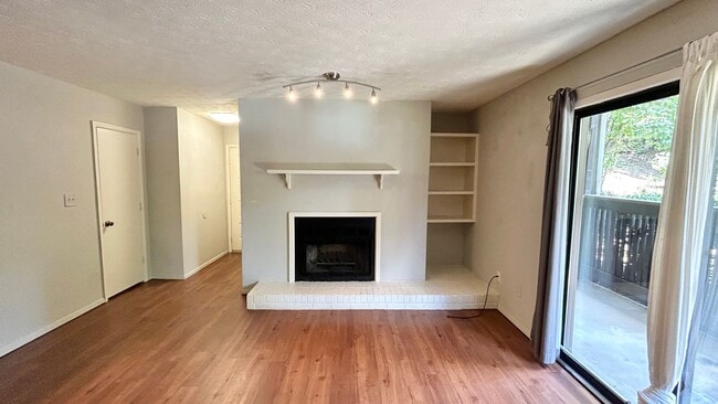 Building Photo - Vinings Run 1 Bedroom Condo, Minutes from ...