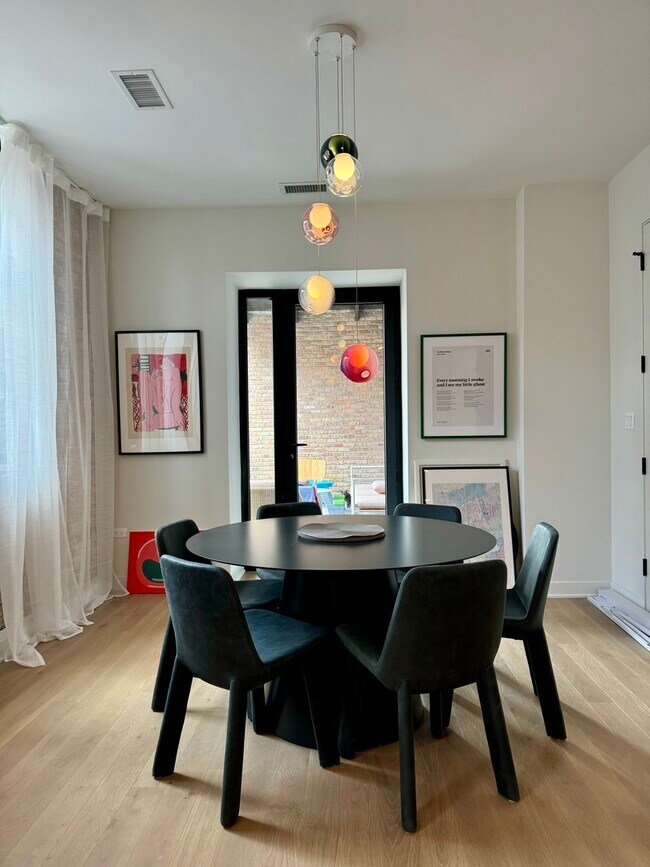 Foto del edificio - 1356 W Chestnut St